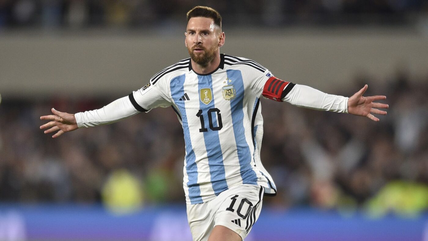 Messi khoác áo số 10